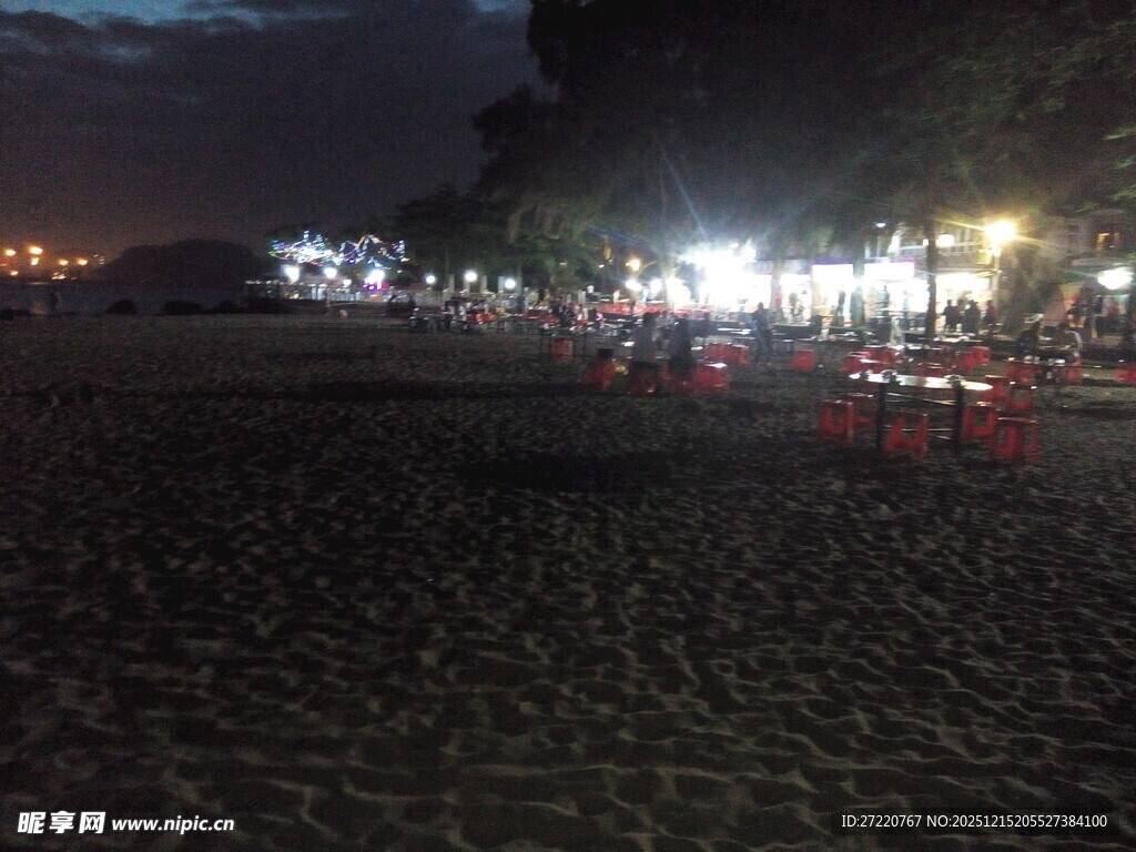 厦门鼓浪屿夜晚沙滩上的璀璨灯火