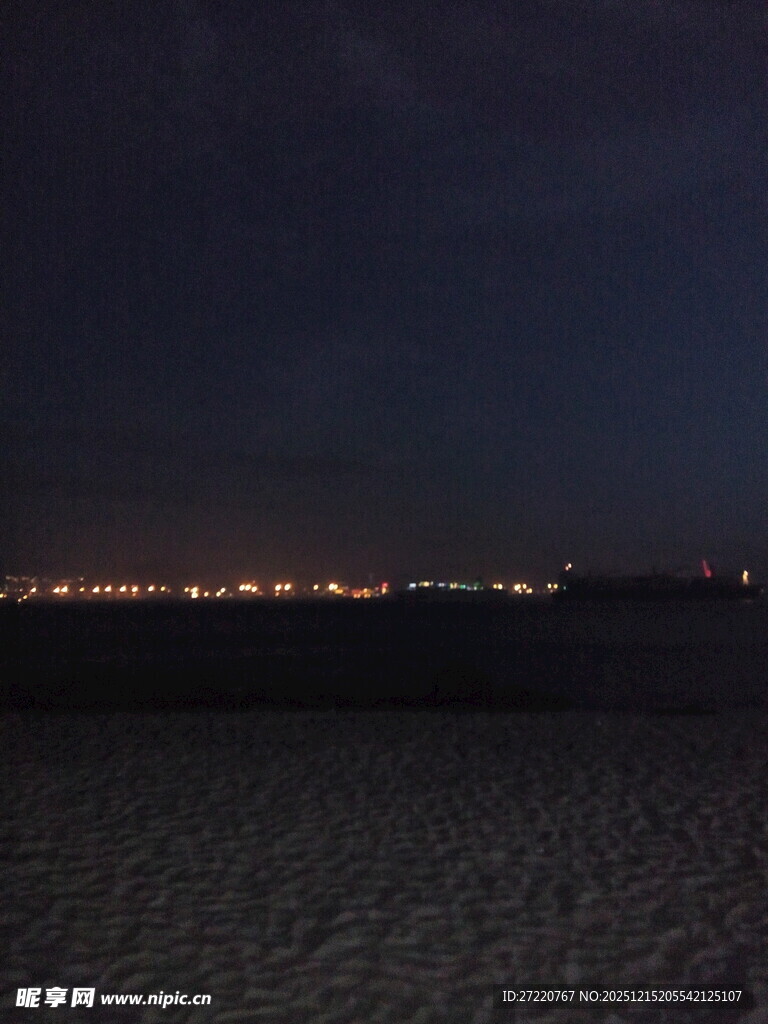 厦门夜幕下的沙滩与远方灯火