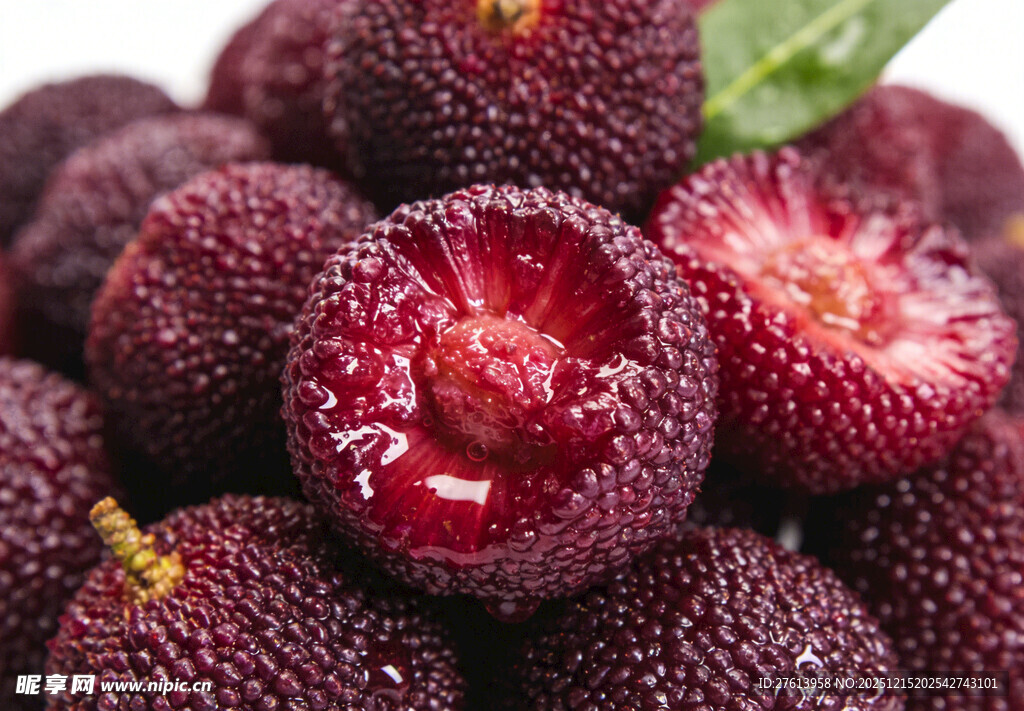 咬了一口的红杨梅