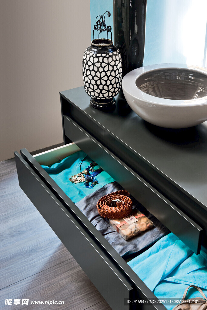 抽屉内精致物品展示