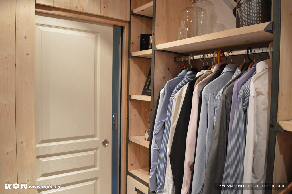 简约木质衣柜挂放衣物