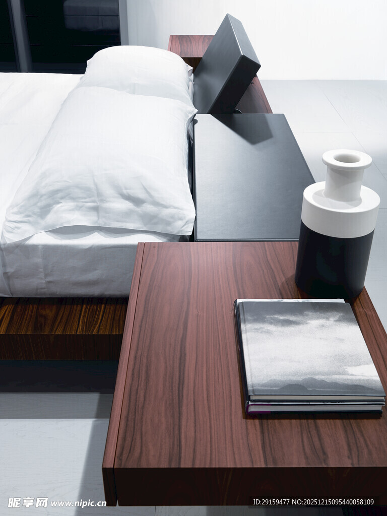 简约木质床头柜上的物件