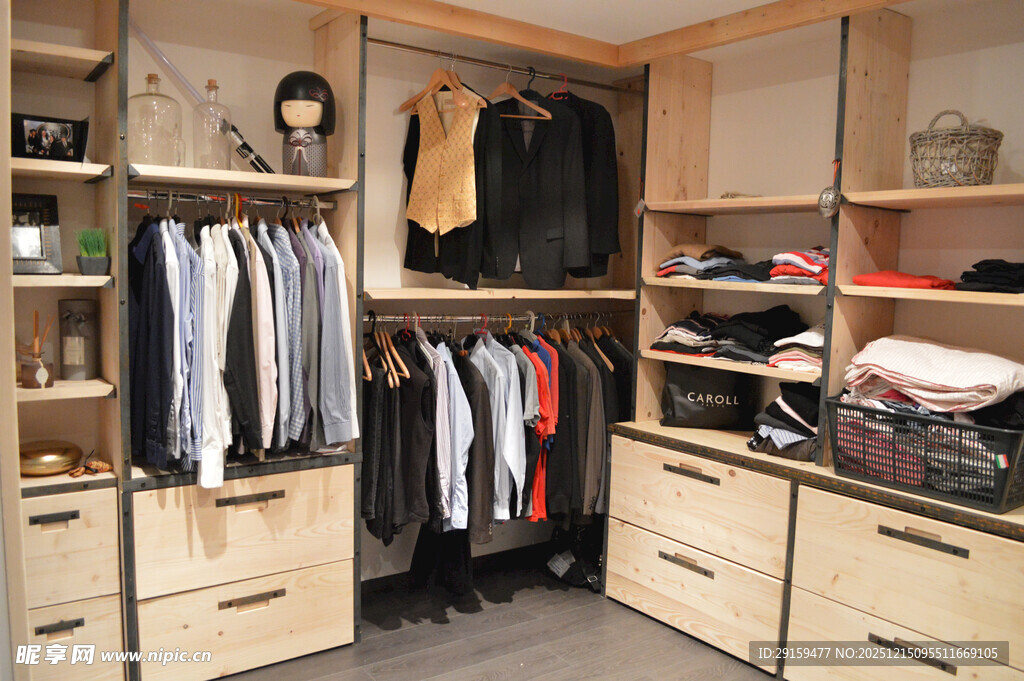 现代风格步入式木质衣帽间