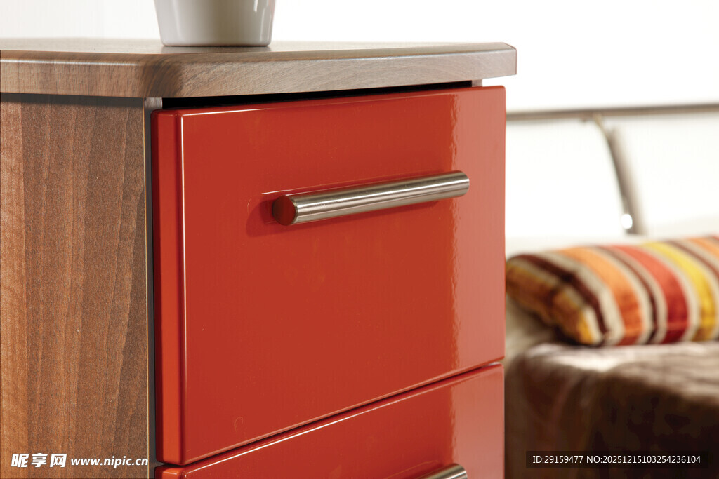 红色抽屉木质家具细节