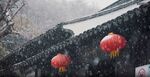 雪中古建挂红灯笼