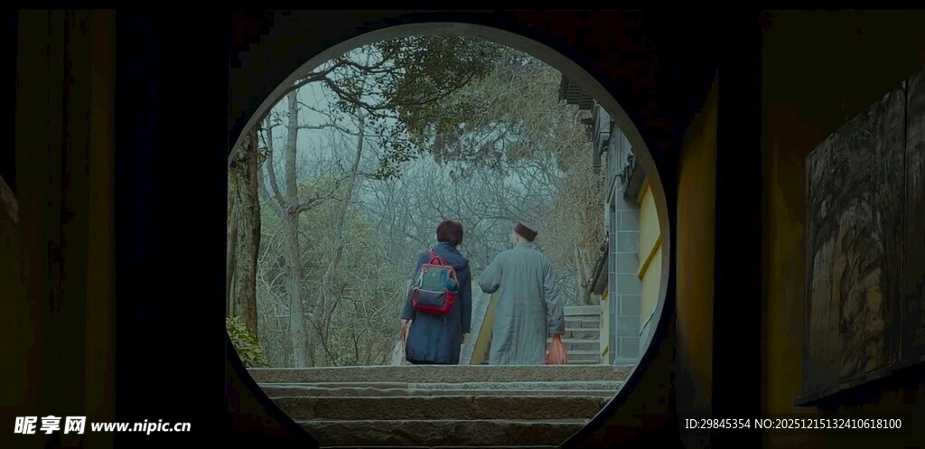 透过窗洞眺望的人群