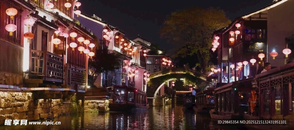古街夜景璀璨灯笼映照