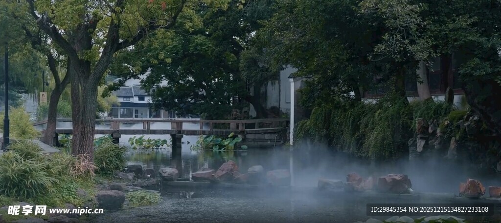 静谧园林中的袅袅水汽
