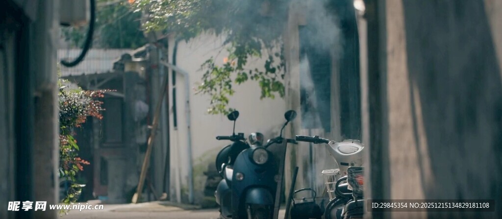 老旧巷弄中的生活场景