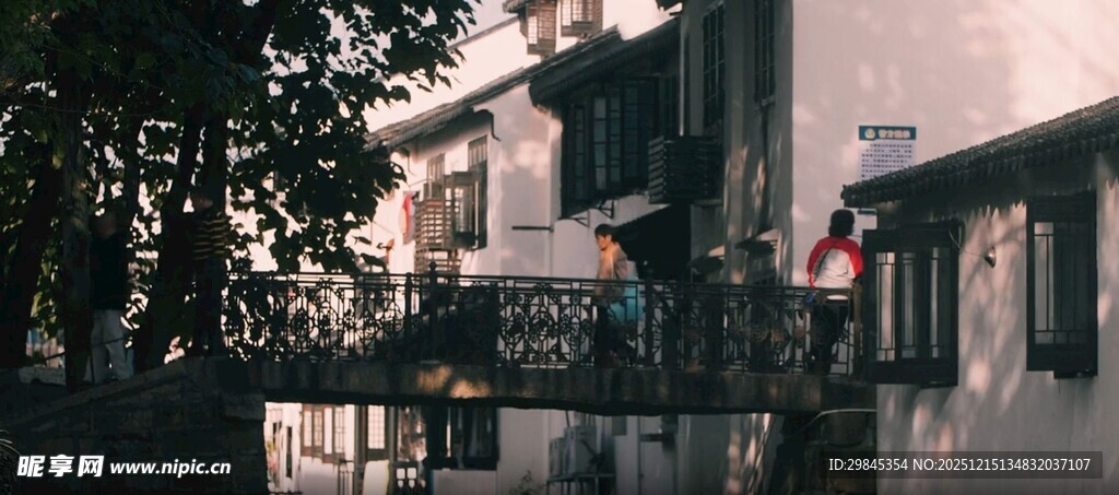 庭院中的房屋景致