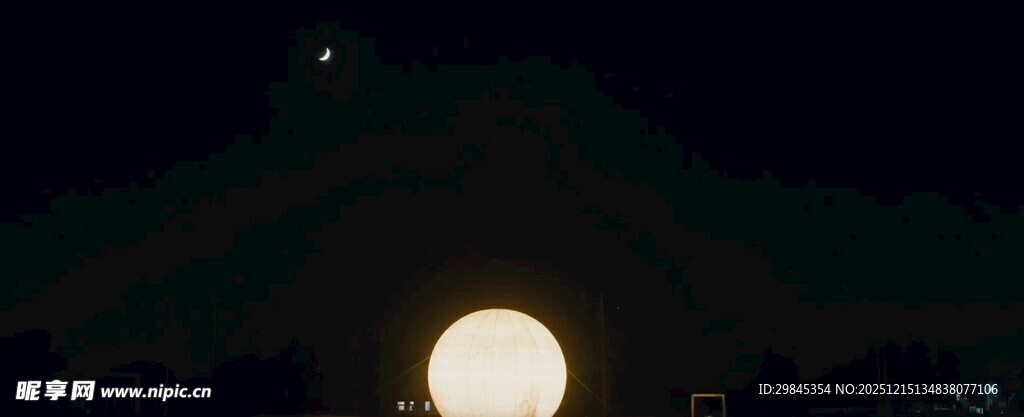 夜空中明亮的圆月