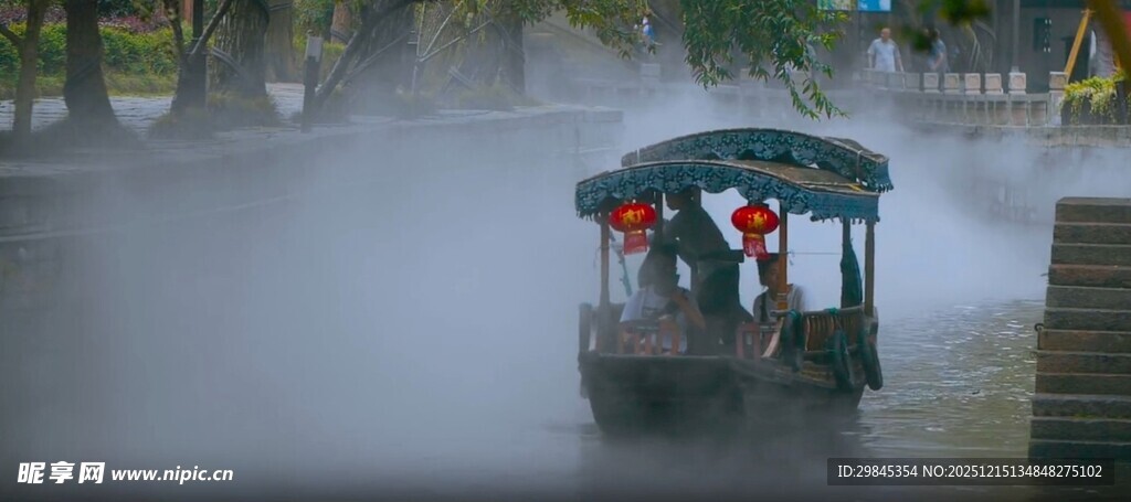 雾中泛舟赏景