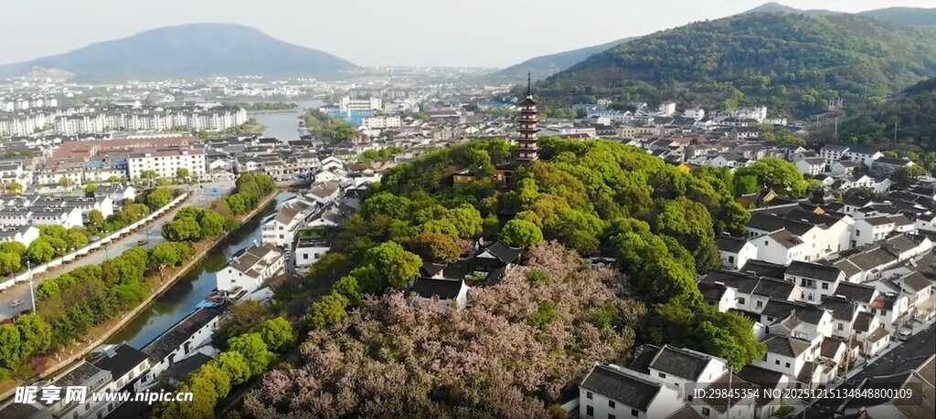 山间绿意盎然的城市景观