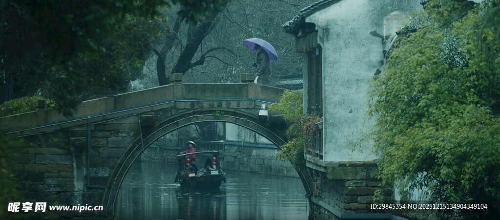 江南水乡小船穿行于桥洞