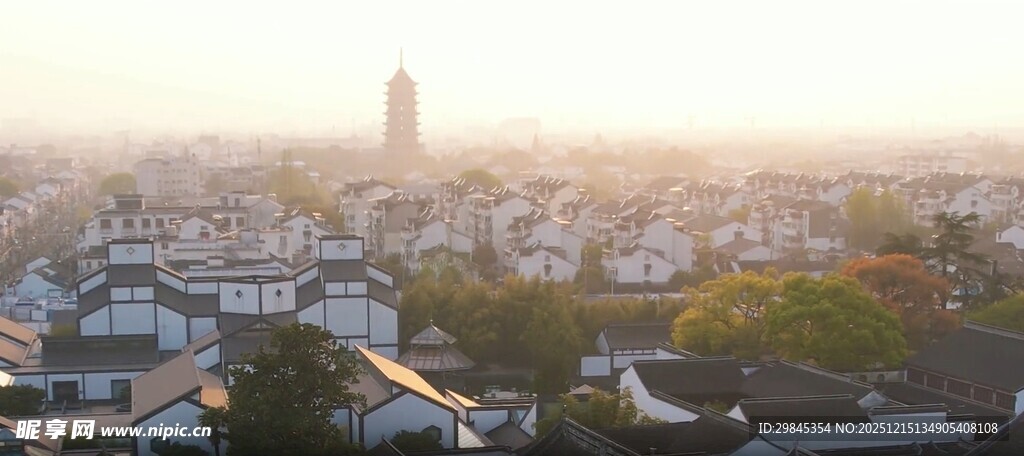 城市日出景观中的高耸建筑