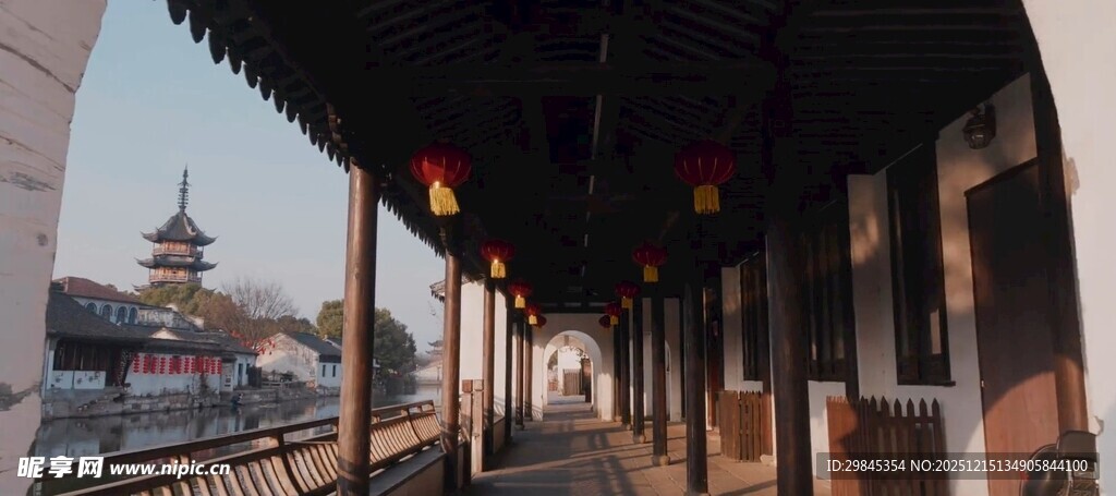 古建长廊下的水乡景致