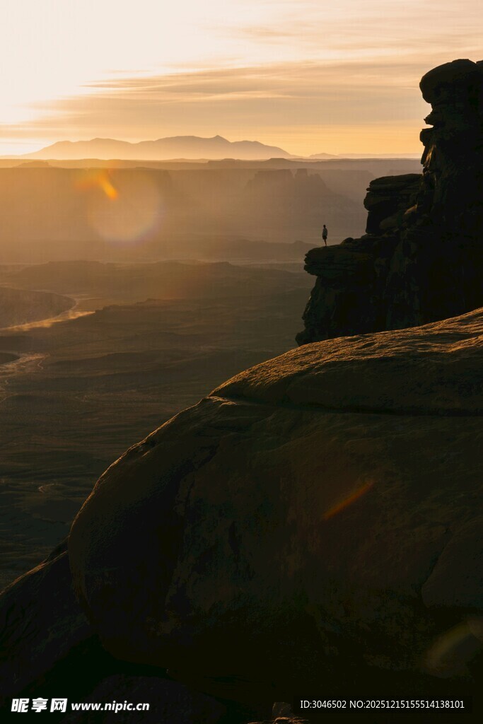 日落时分的壮丽悬崖景观