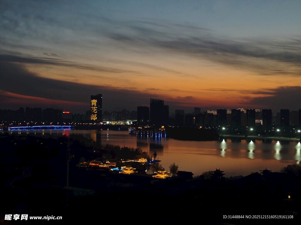 湖畔黄昏夜景