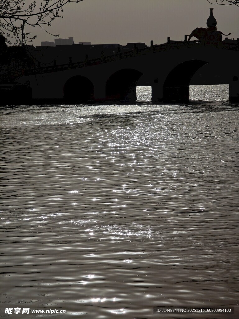河畔桥影下的粼粼波光