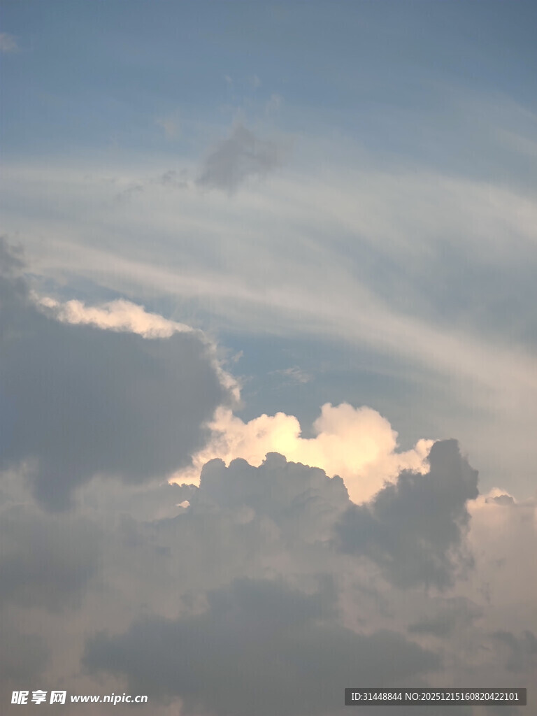 夕阳下的梦幻云层