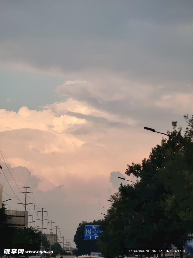 黄昏时分的天空与路边树木