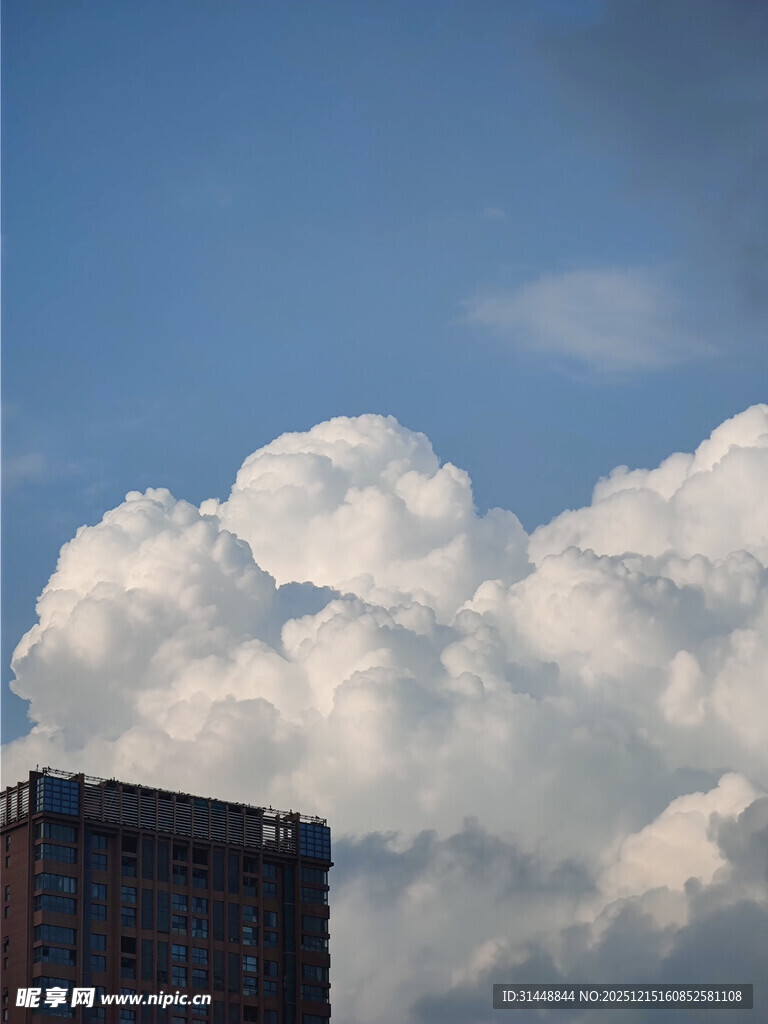 城市上空的蓬松白云