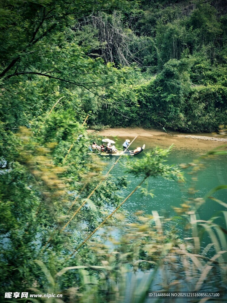 山林间的清澈溪流