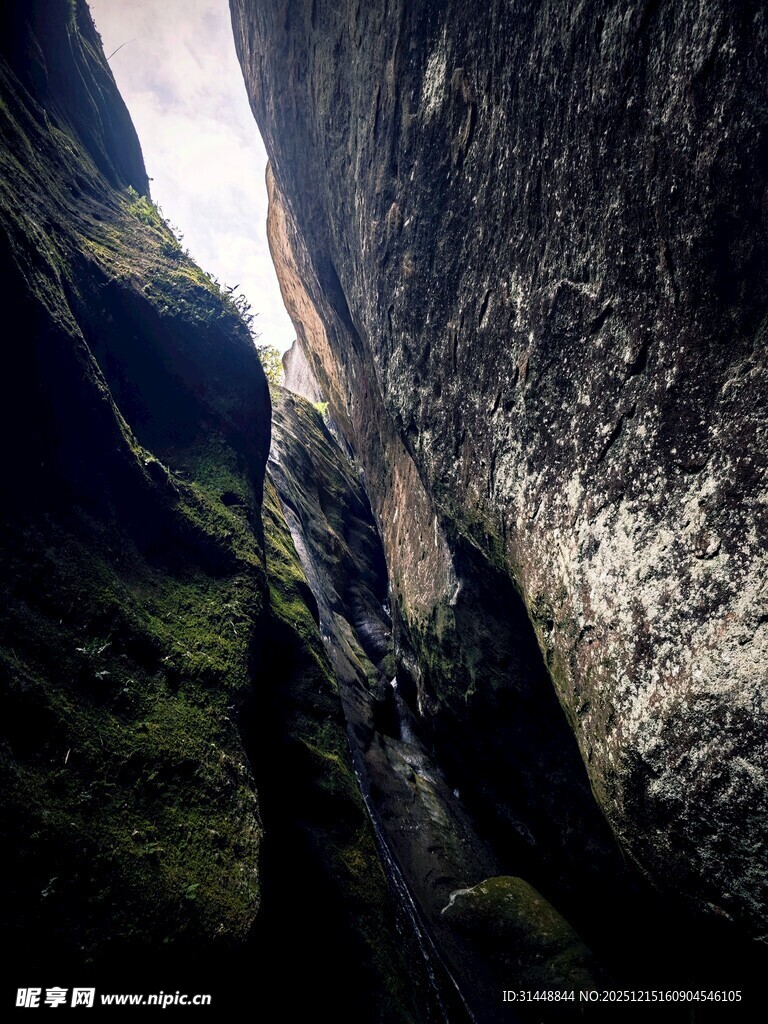 峡谷间的一线天光