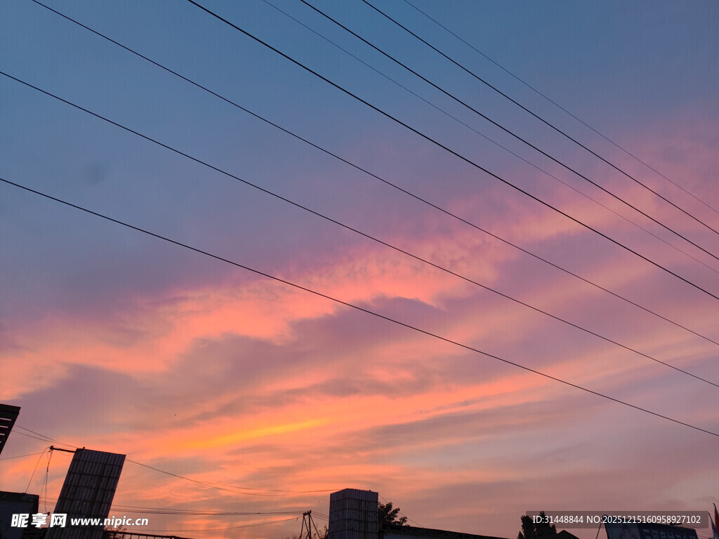 城市上空绚烂的晚霞美景