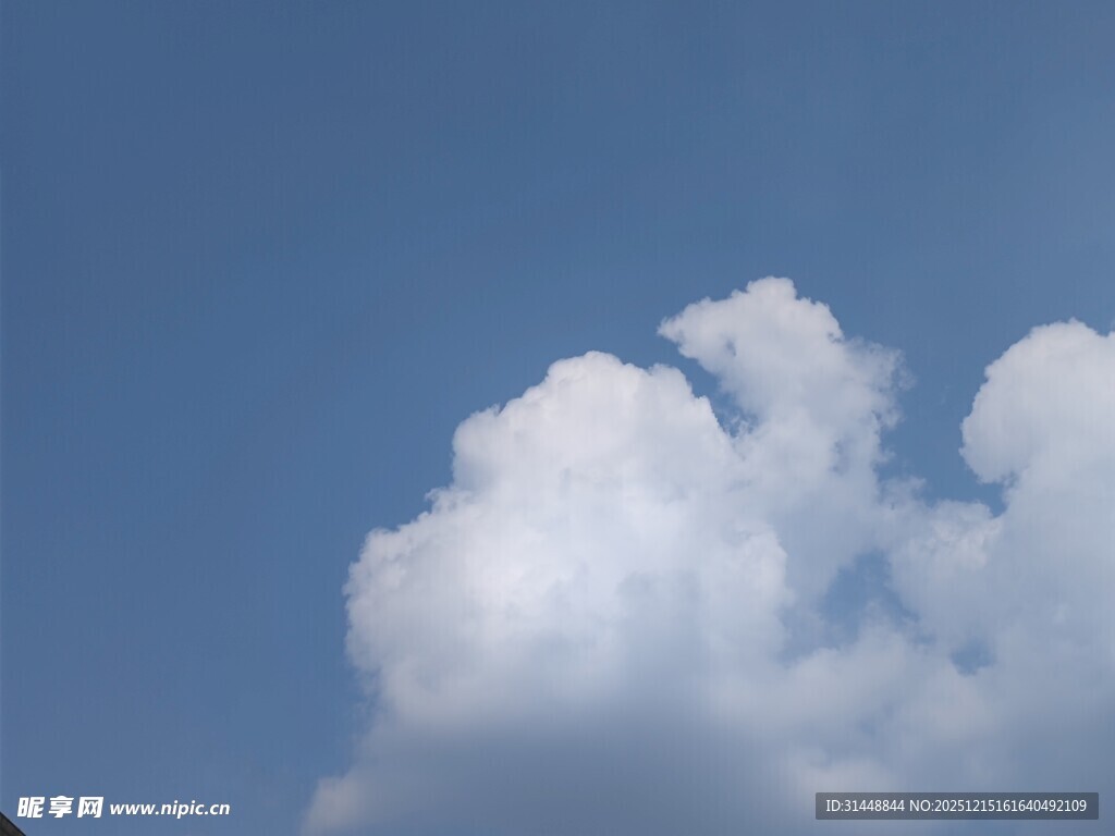 蓝天中的蓬松白云
