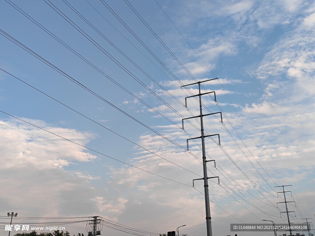 蓝天白云下的输电线路