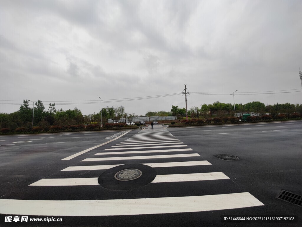 空旷道路上的斑马线