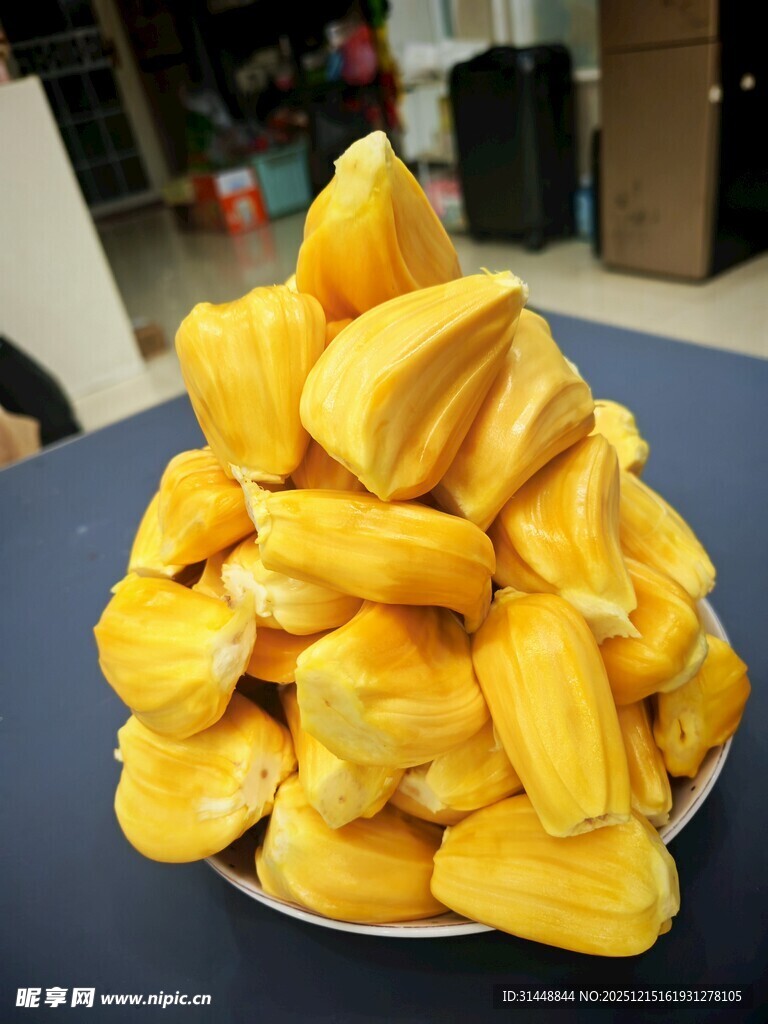 满满一盘香甜菠萝蜜