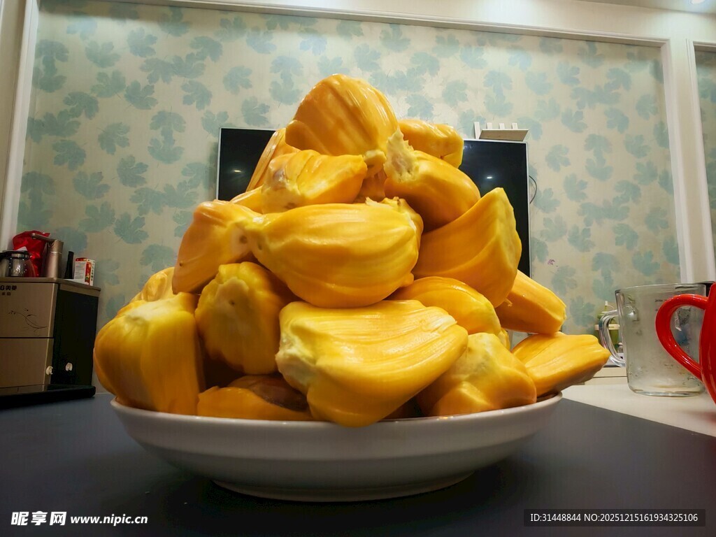 满满一盘美味的剥开榴莲