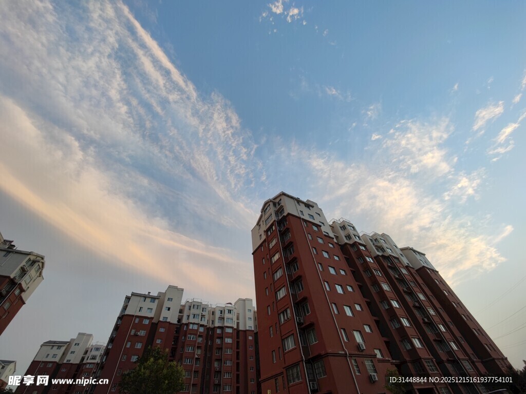 高楼之上的绚丽天空