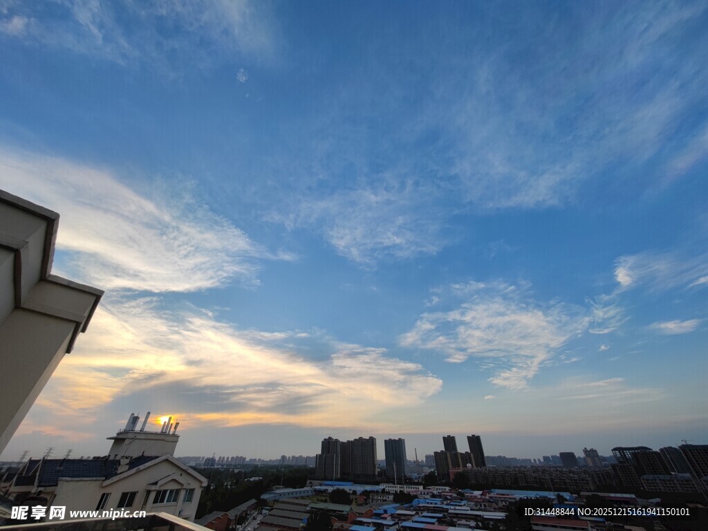 城市上空的绚丽天空景观