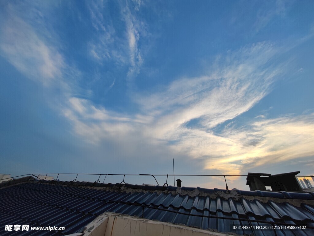 屋顶上的蓝天与云朵