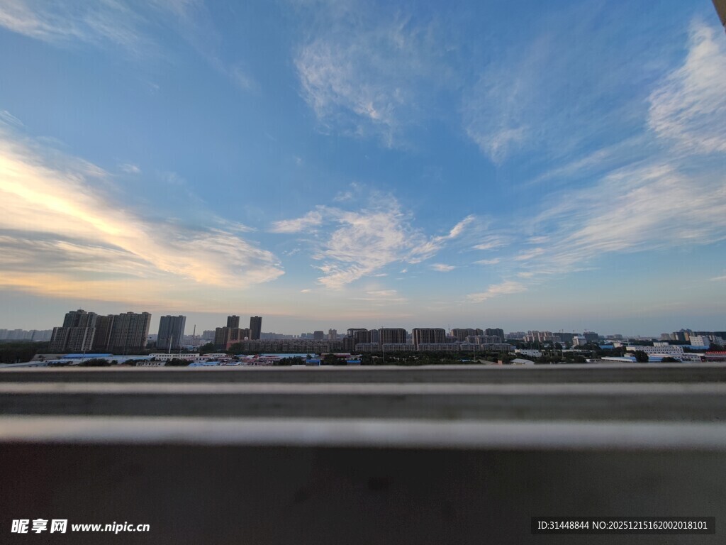 公路旁的城市天际线美景