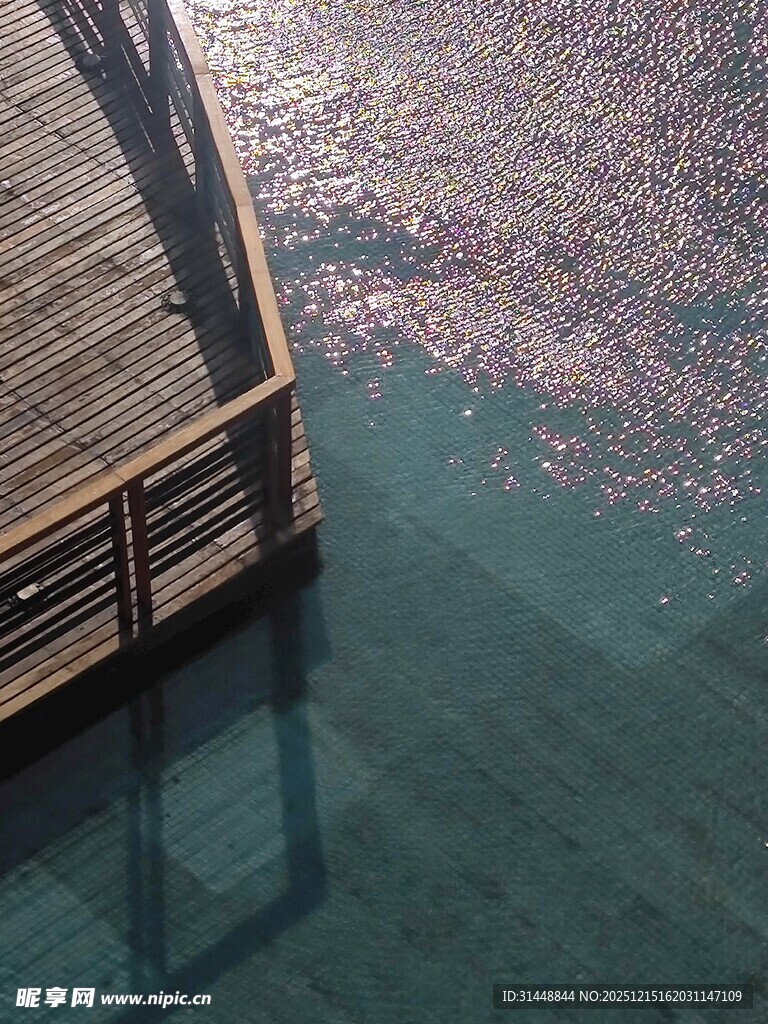 海边木质栈桥与碧蓝海水