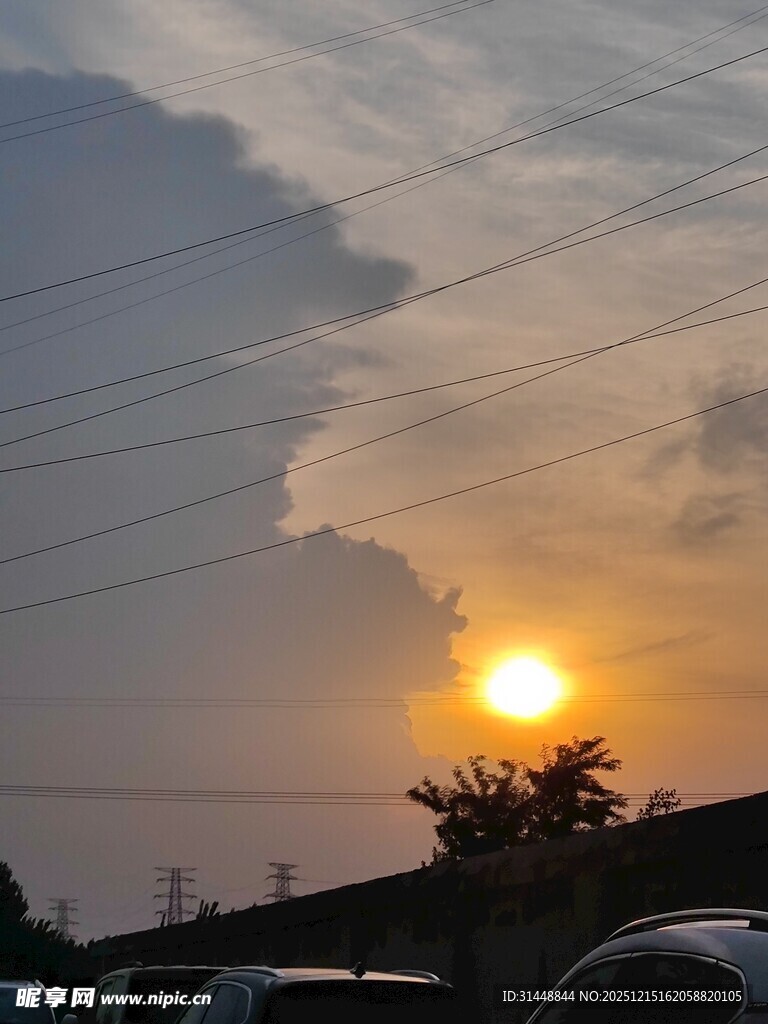 夕阳下的停车场景象