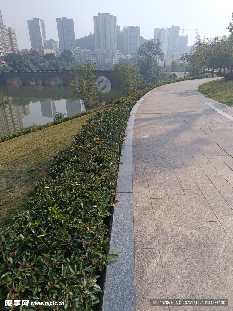 城市河畔步道风景