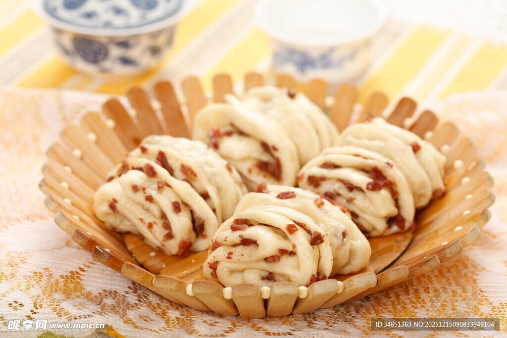 美味豆沙卷摆于竹篮中