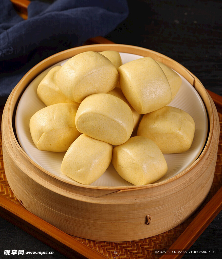 竹制蒸笼里的美味小馒头