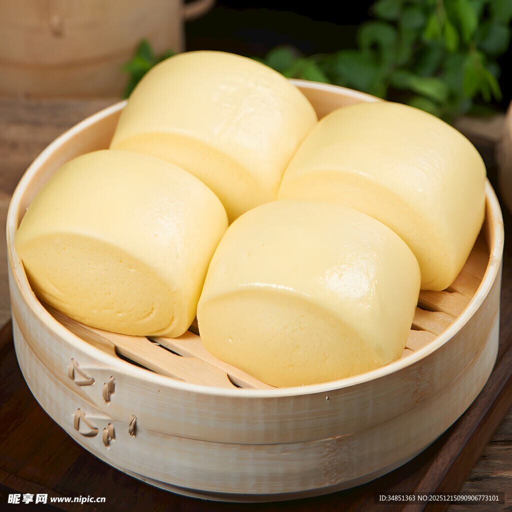 竹笼里的美味白面馒头
