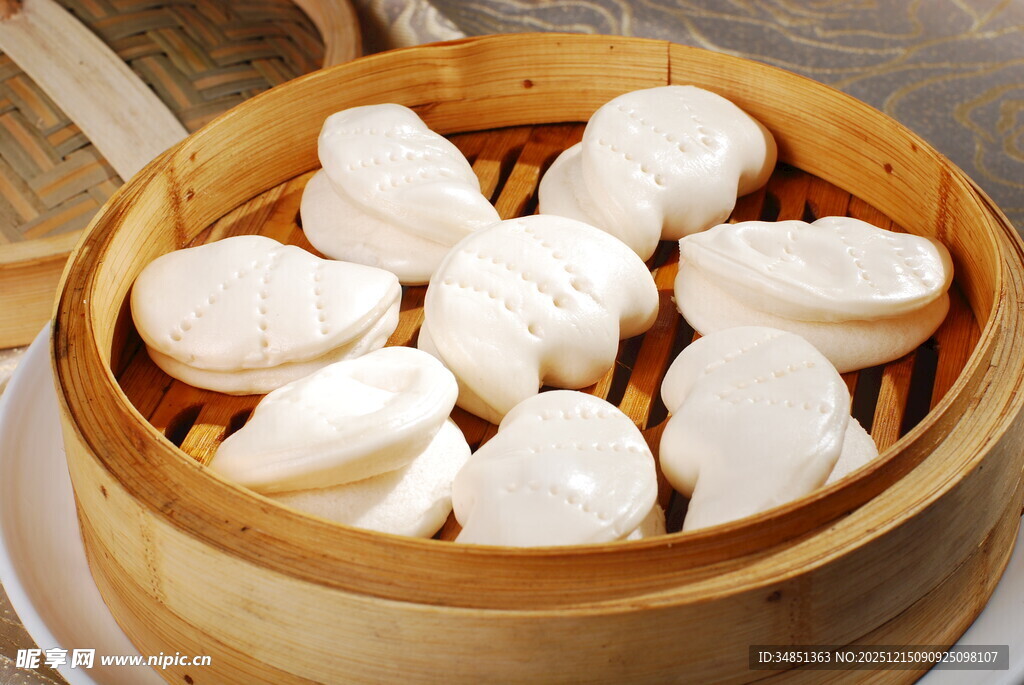 竹笼里的美味白玉蒸包