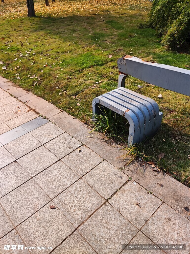 公园中倾斜的金属长椅
