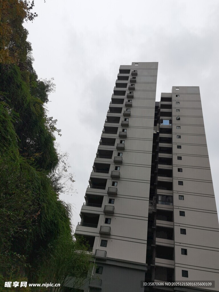 高层住宅楼绿树环绕