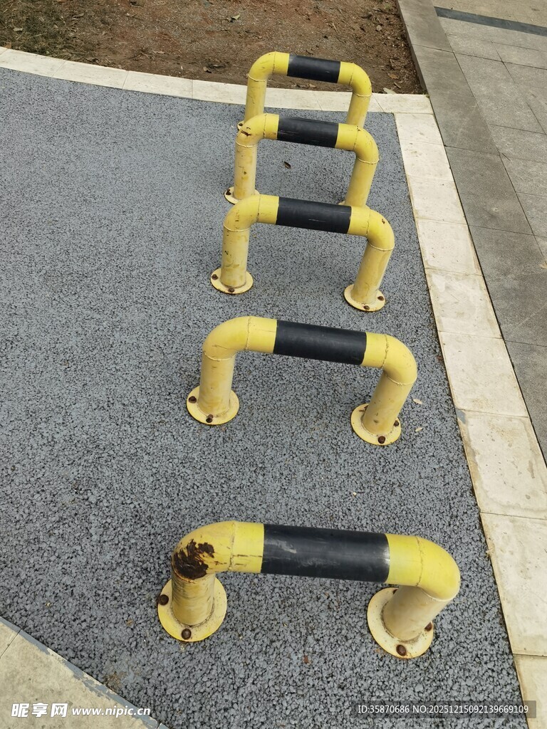 黄色金属挡车器整齐排列