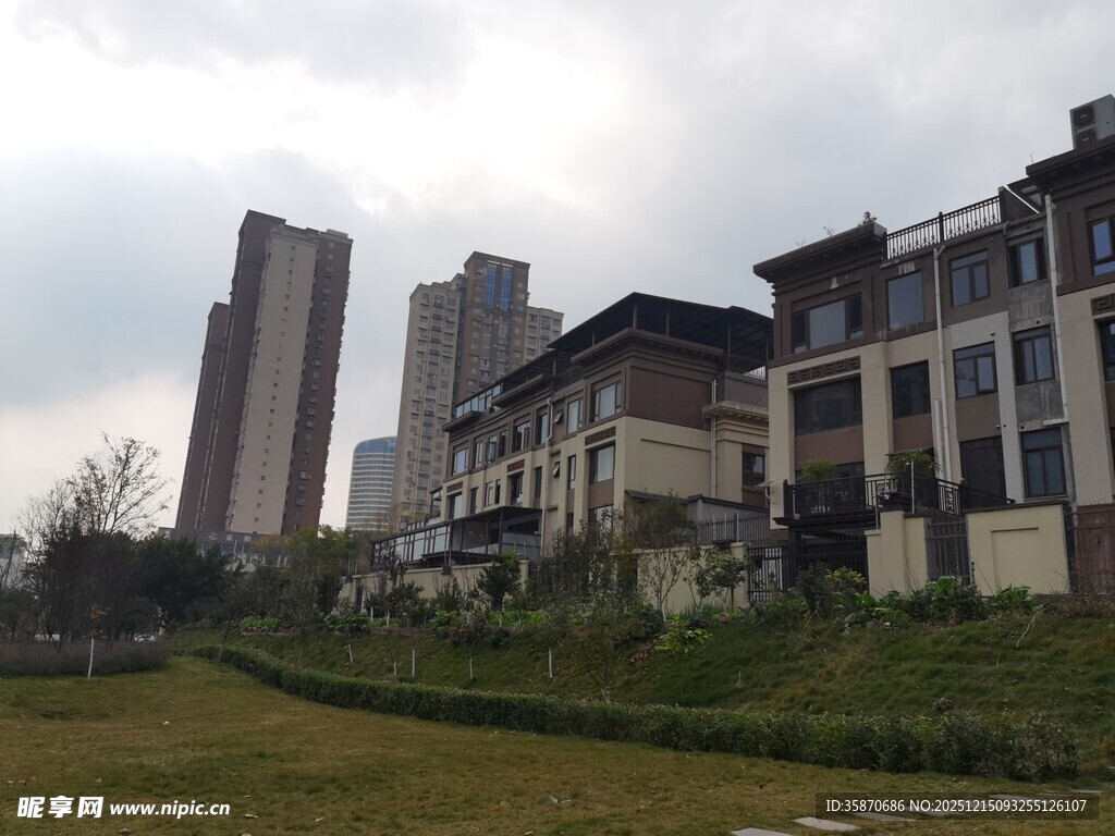 城市中错落有致的建筑群