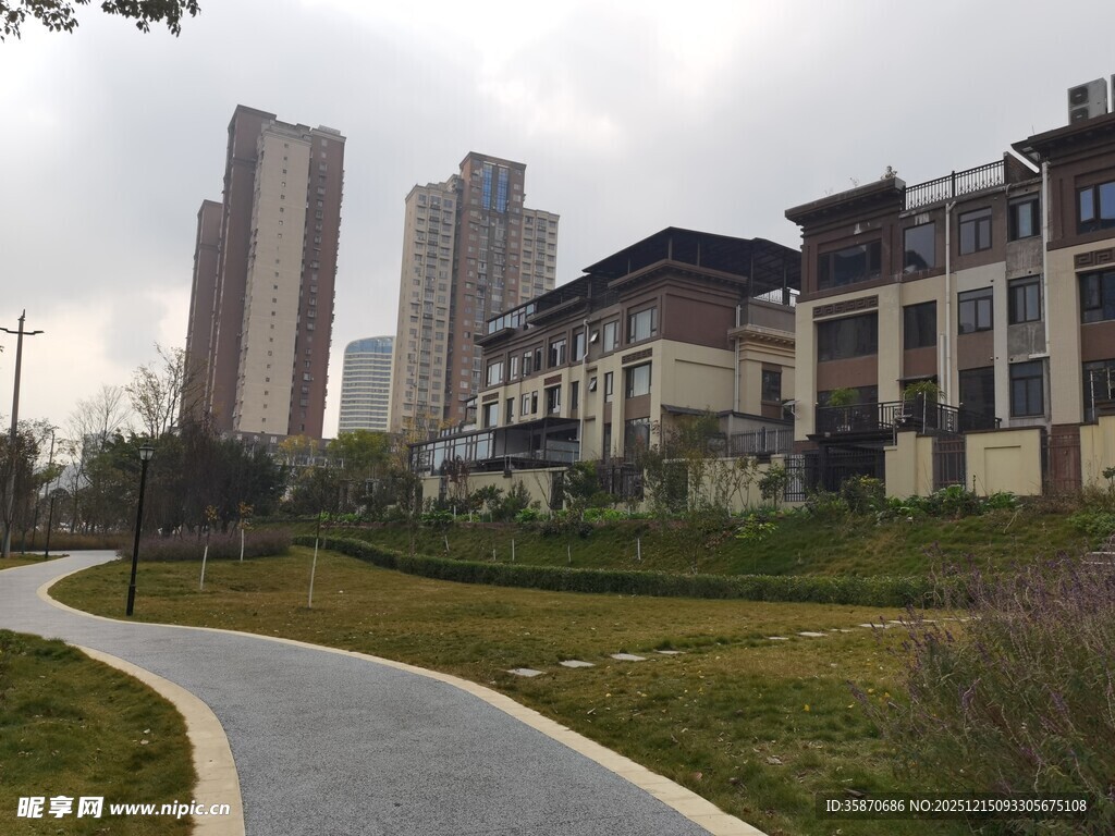 城市中蜿蜒小径旁的建筑群